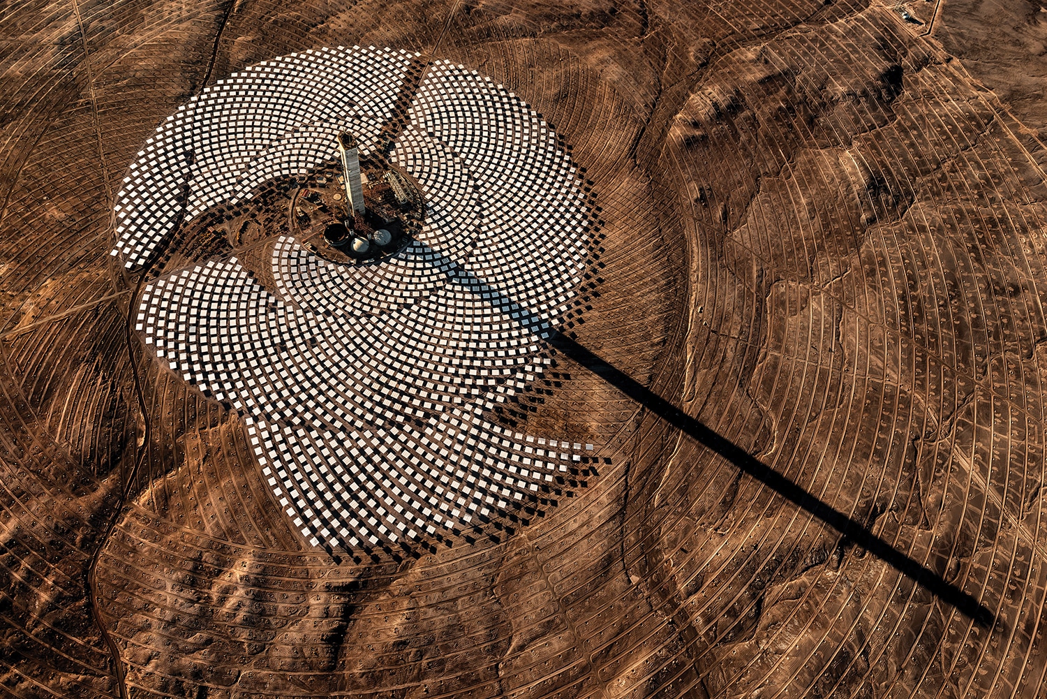 Jamey Stillings, "Cerro Dominador, solar thermal power plant under construction, Antofagasta Region, Chile," 2017, dye-sublimation print on aluminum, 30 x 45 inches.