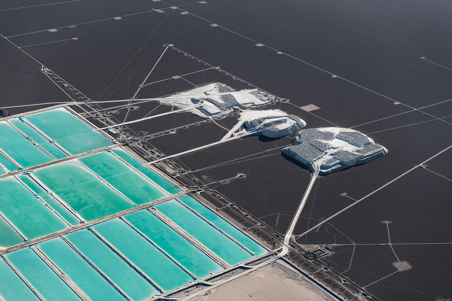 Jamey Stillings, "Mina SQM, lithium mine, Salar de Atacama, Antofagasta Region, Chile," 2017, dye-sublimation print on aluminum, 30 x 45 inches.