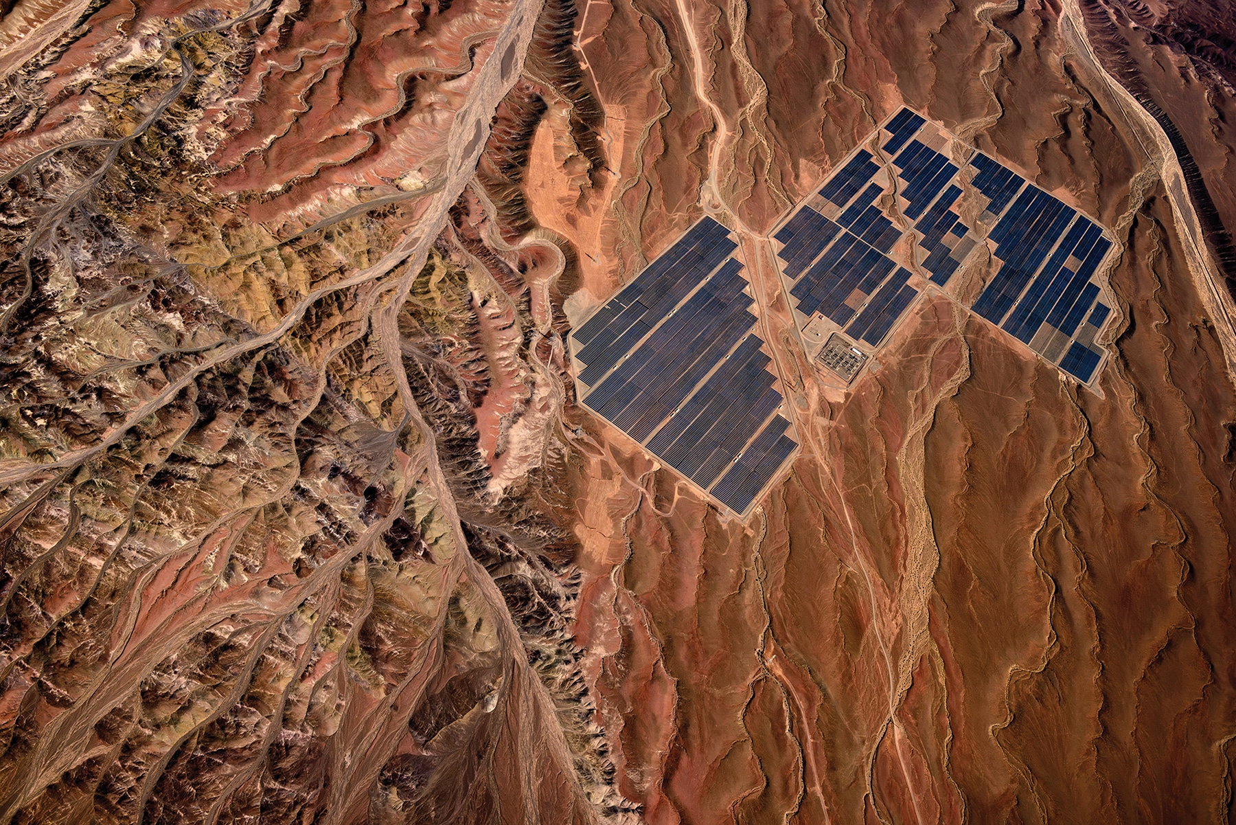 Jamey Stillings, "Proyecto Solar San Andrés, photovoltaic power plant, Atacama Region, Chile," 2017, dye-sublimation print on aluminum, 48 x 72 inches.